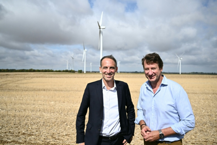 Raphaël Glucksmann (G) et Yannick Jadot en visite au parc éolien d'Aunis à Saint-Jean-de-Liversay, en Charente-Maritime, le 25 août 2026 ( AFP / Christophe ARCHAMBAULT )