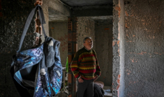 Antonio Lemos, aide-cuisinier à la retraite, dans une maison abandonnée où il vit, dans le quartier de Belem, à Lisbonne, le 17 avril 2025 au Portugal ( AFP / PATRICIA DE MELO MOREIRA )