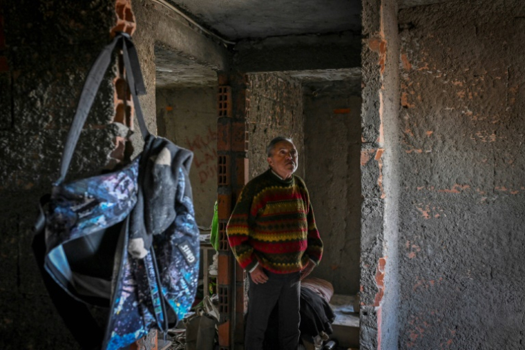 Antonio Lemos, aide-cuisinier à la retraite, dans une maison abandonnée où il vit, dans le quartier de Belem, à Lisbonne, le 17 avril 2025 au Portugal ( AFP / PATRICIA DE MELO MOREIRA )