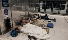Des habitants réfugiés dans une station de métro de Tel-Aviv, le 22 juin 2025, par crainte des attaques de missiles iraniens ( AFP / Menahem Kahana )