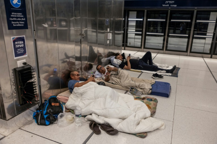 Des habitants réfugiés dans une station de métro de Tel-Aviv, le 22 juin 2025, par crainte des attaques de missiles iraniens ( AFP / Menahem Kahana )