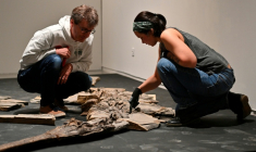 Stéphane Fouché, responsable des collections de paléontologie du musée de Lodève dans l'Hérault, et Camille Auclair, restauratrice et paléontologue pour la société Kraniata, au chevet d’un squelette de crocodile du Jurassique, le 10 octobre 2025  ( AFP / Sylvain THOMAS )