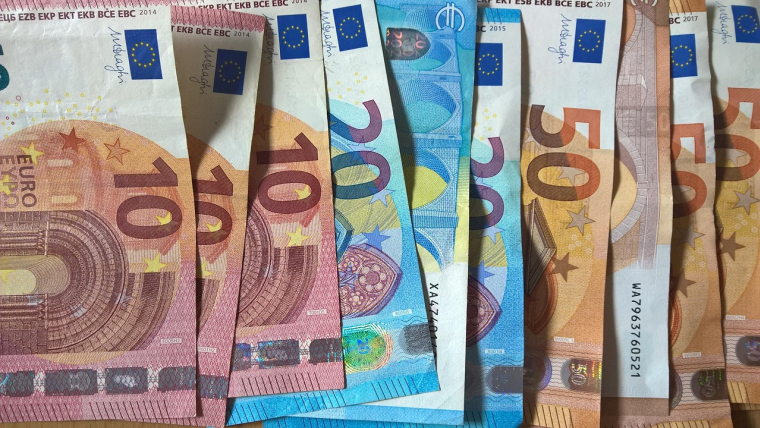 Seuls les billets authentiques peuvent être remboursés, à condition que leur surface restante soit supérieure à 50 % de celle du billet d’origine. Illustration. (ChristophMeinersmann / Pixabay)