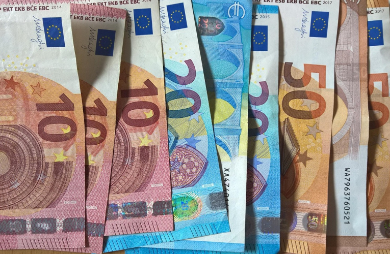 Seuls les billets authentiques peuvent être remboursés, à condition que leur surface restante soit supérieure à 50 % de celle du billet d’origine. Illustration. (ChristophMeinersmann / Pixabay)