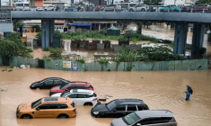 Des véhicules inondés à Nha Trang, au Vietnam, le 20 novembre 2025 ( AFP / Duc Thao )