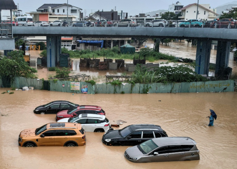 Des véhicules inondés à Nha Trang, au Vietnam, le 20 novembre 2025 ( AFP / Duc Thao )