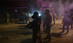 Des policiers fédéraux font face à des manifestants mercredi 14 janvier à Minneapolis ( AFP / Octavio JONES )