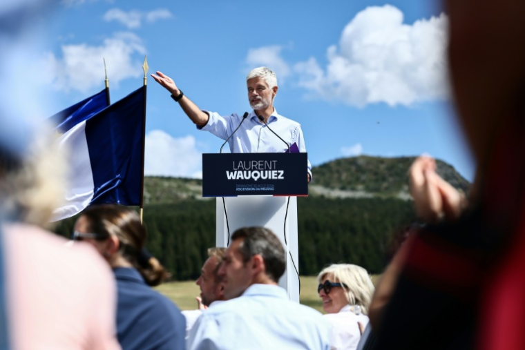 Laurent Wauquiez, président du groupe parlementaire Les Républicains, s'adresse à ses sympathisants avant une ascension collective du mont Mézenc, près des Estables, le 30 août 2026 en Haute-Loire ( AFP / Alex MARTIN )
