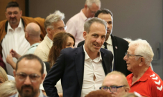 Raphaël Glucksmann (g), candidat de la primaire de la gauche pour la présidentielle  et leader de Place publique (PP), arrive pour un débat à Courrières, le 25 septembre 2026 dans le Pas-de-Calais ( AFP / Francois LO PRESTI )