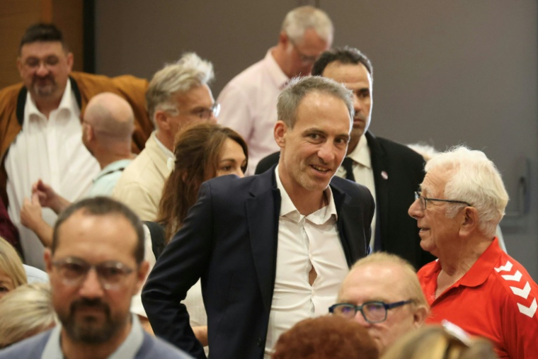 Raphaël Glucksmann (g), candidat de la primaire de la gauche pour la présidentielle  et leader de Place publique (PP), arrive pour un débat à Courrières, le 25 septembre 2026 dans le Pas-de-Calais ( AFP / Francois LO PRESTI )