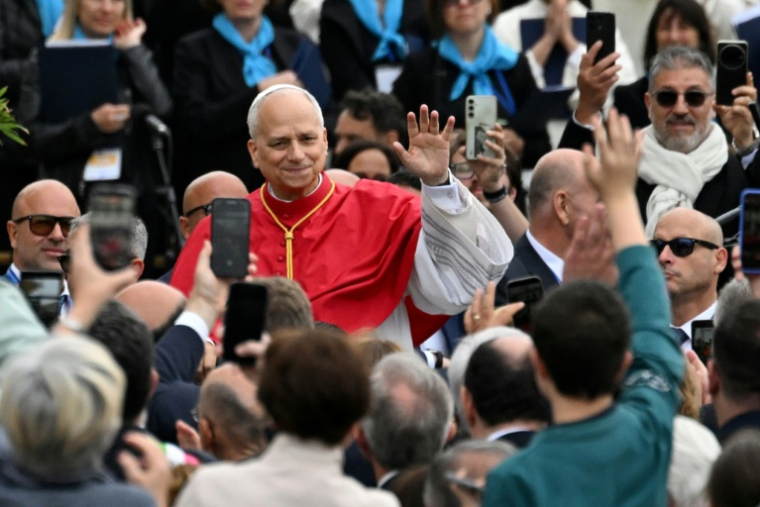 Le pape Léon XIV salue la foule lors d'une visite pastorale, le 8 mai 2026 à Pompéi, dans le sud de l'Italie  ( AFP / Andreas SOLARO )