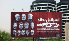 Les portraits de hauts gradés tués dans les attaques israéliennes sont affichés dans une rue de Téhéran, avec le slogan en farsi: "Israël doit savoir qu'il se noiera dans le sang qu'il a fait couler", le 26 juin 2025 ( AFP / ATTA KENARE )