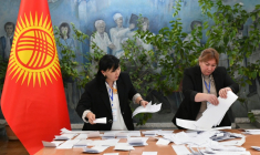 Dépouillement des législatives anticipées au Kirghizstan à Bichkek, le 30 novembre 2025 ( AFP / Vyacheslav OSELEDKO )