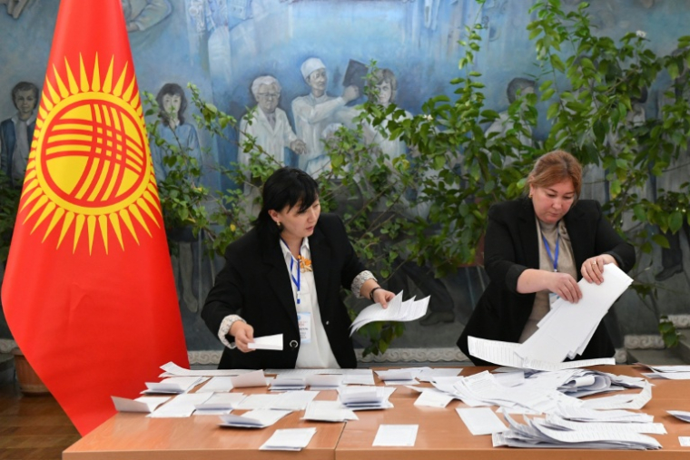 Dépouillement des législatives anticipées au Kirghizstan à Bichkek, le 30 novembre 2025 ( AFP / Vyacheslav OSELEDKO )