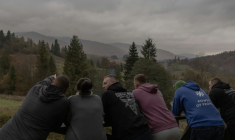 Un soignant militaire ukrainien, en convalescence avec un groupe dans les Carpates,  dans l'ouest de l'Ukraine, le 23 octobre 2025 ( AFP / Roman PILIPEY )
