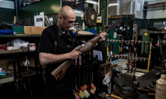 Un employé de Verney-Carron à Saint-Étienne, le 13 mai 2019. ( AFP / JEFF PACHOUD )