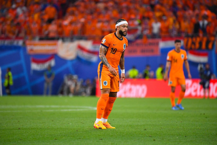 Un vol de passeport met Memphis Depay et les Pays-Bas dans l’embarras