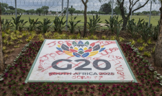 Une vue générale d'un panneau du G20 vandalisé à l'extérieur du Nasrec Expo Center à Johannesburg, le 10 novembre 2025, où se tiendra prochainement le sommet du G20. ( AFP / CAMILLA RICHETTI )