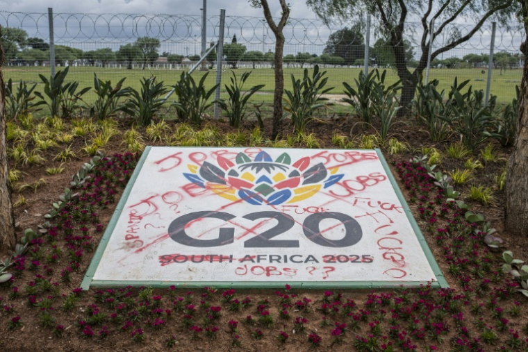 Une vue générale d'un panneau du G20 vandalisé à l'extérieur du Nasrec Expo Center à Johannesburg, le 10 novembre 2025, où se tiendra prochainement le sommet du G20. ( AFP / CAMILLA RICHETTI )