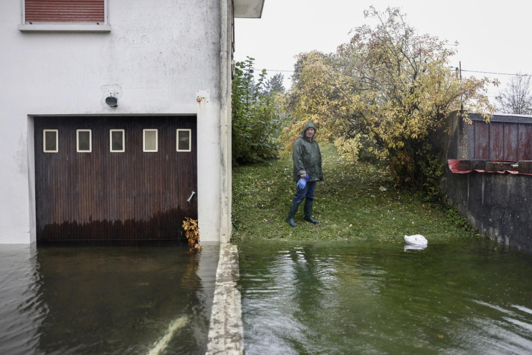 L'augmentation de la fréquence et de la gravité des événements climatiques continuera à tirer les tarifs des assurances habitation vers le haut dans les années à venir. (Photo : une sinistrée dans le Pas-de-Calais, le 10 novembre 2023) ( AFP / SAMEER AL-DOUMY )