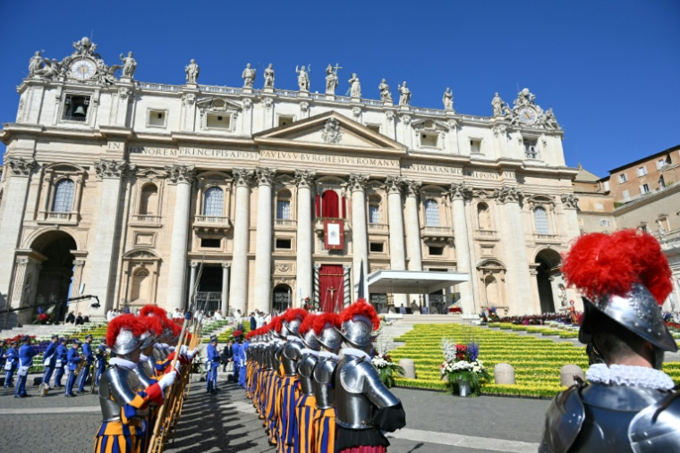 Le pape Léon XIV préside la messe de Pâques place Saint-Pierre au Vatican, le 5 avril 2026. ( AFP / Alberto PIZZOLI )