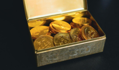 des bitcoins dans une boite (Crédits: Unsplash - rc.xyz NFT gallery)