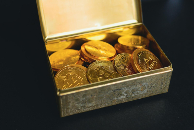 des bitcoins dans une boite (Crédits: Unsplash - rc.xyz NFT gallery)