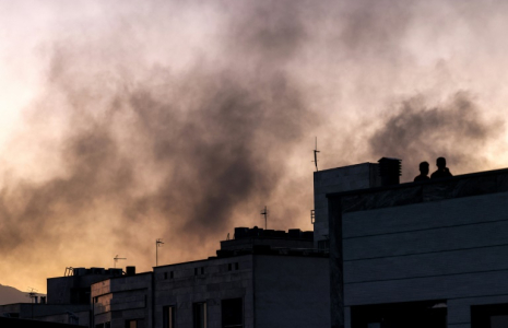 Sur les toits de Téhéran après une frappe israélienne nocturne, le 17 juin 2025 ( AFP / ATTA KENARE )