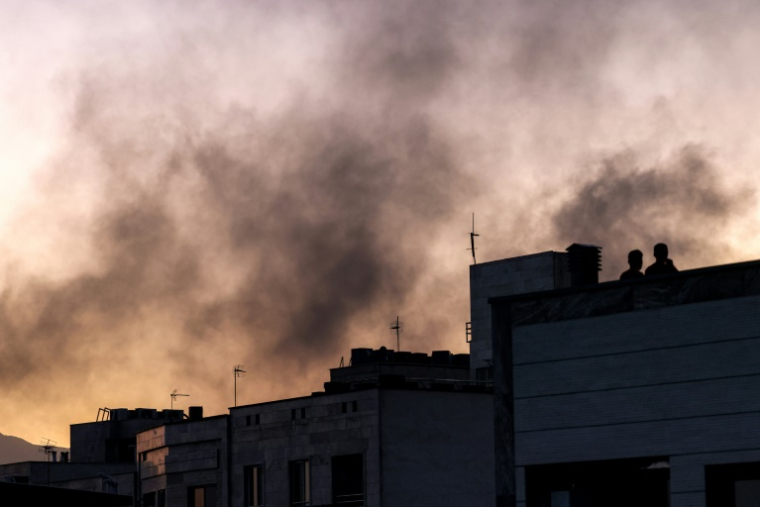 Sur les toits de Téhéran après une frappe israélienne nocturne, le 17 juin 2025 ( AFP / ATTA KENARE )