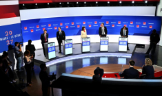 Les candidats à la primaire de la gauche sociale-démocrate en vue de la présidentielle de 2027, (de g. à d.) Olivier Faure, Emmanuel Maurel, Ségolène Royal, Raphaël Glucksmann et Jérôme Guedj, posent avant le début d'un débat, à Paris, le 1er octobre 2026 ( AFP / JULIEN DE ROSA )