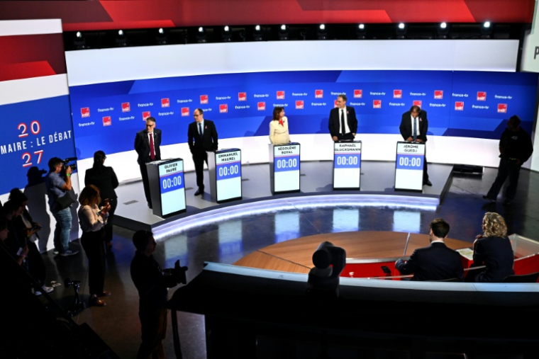Les candidats à la primaire de la gauche sociale-démocrate en vue de la présidentielle de 2027, (de g. à d.) Olivier Faure, Emmanuel Maurel, Ségolène Royal, Raphaël Glucksmann et Jérôme Guedj, posent avant le début d'un débat, à Paris, le 1er octobre 2026 ( AFP / JULIEN DE ROSA )