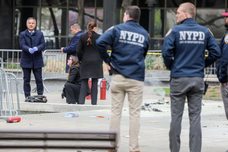 Devant le tribunal de New York où une personne s'est immolée par le feu
