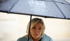 Marine Le Pen parle aux journalistes après une réunion avec Elisabeth Borne à l'hôtel Matignon
