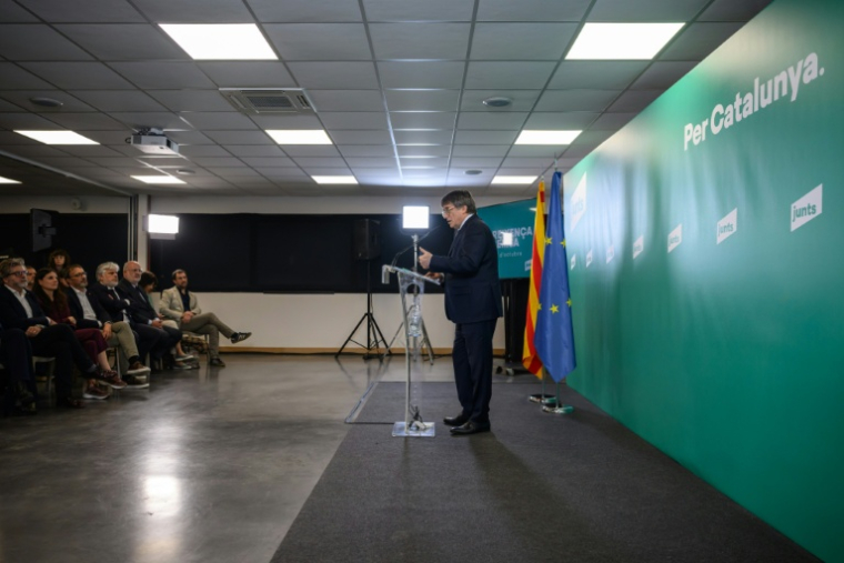 Le leader indépendantiste catalan Carles Puigdemontlors d'une conférence de presse à Perpignan, après une réunion extraordinaire de la direction de son parti, Junts per Catalunya (JxCat), le 27 octobre 2025 dans le sud de la France ( AFP / Ed JONES )