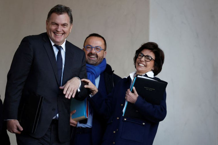 Le ministre français des Transports Philippe Tabarot à la sortie d'un conseil des ministres avec Rachida Dati et Yannick Neuder