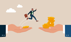 (Crédits photo : Adobe Stock - Homme faisant des économies en regroupant ses comptes bancaires)