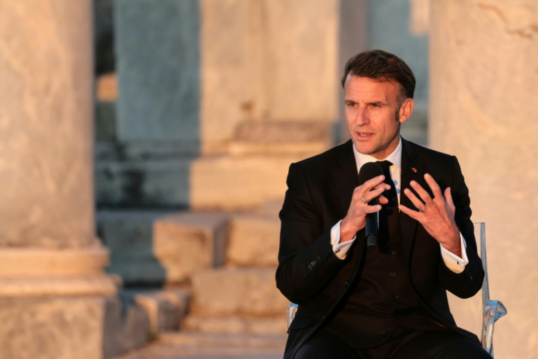 Le président français Emmanuel Macron lors d'un événement à l'Agora romaine d'Athènes, le 24 avril 2026 en Grèce ( AFP / Ludovic MARIN )