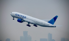 Un avion de la compagnie aérienne United décolle de l'aéroport international Newark Liberty à Newark, dans le New Jersey, le 7 mai 2025 ( AFP / Kena Betancur )