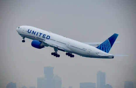 Un avion de la compagnie aérienne United décolle de l'aéroport international Newark Liberty à Newark, dans le New Jersey, le 7 mai 2025 ( AFP / Kena Betancur )