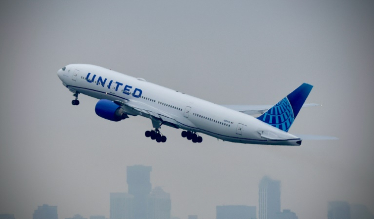 Un avion de la compagnie aérienne United décolle de l'aéroport international Newark Liberty à Newark, dans le New Jersey, le 7 mai 2025 ( AFP / Kena Betancur )