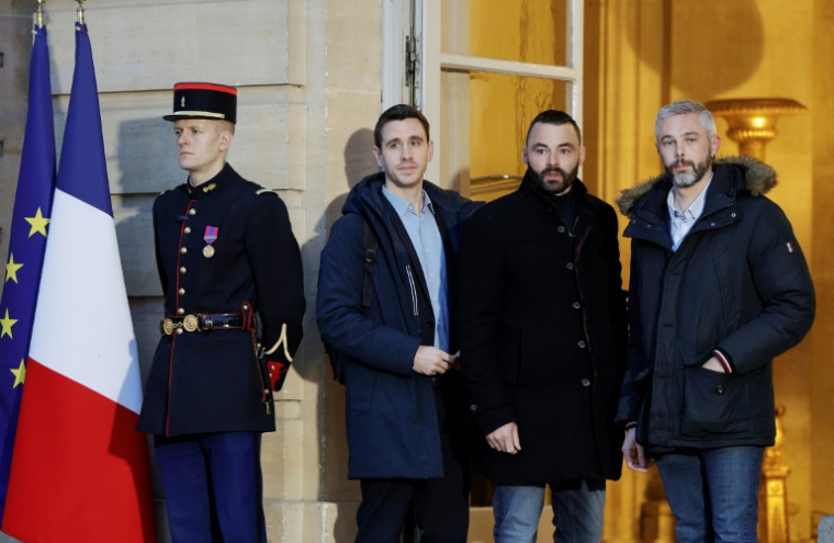 Le président des Jeunes agriculteurs (JA) Pierrick Horel (C) et sa délégation à leur arrivée à Matignon à Paris le 19 décembre 2025  ( AFP / GEOFFROY VAN DER HASSELT )