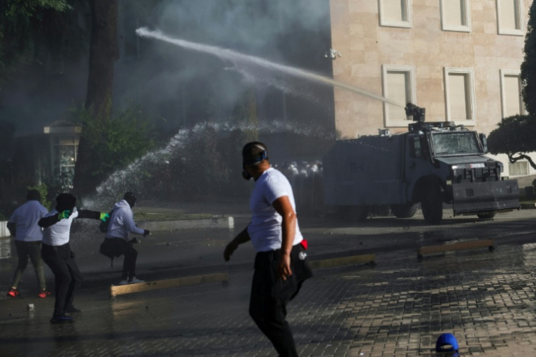 Heurts entre policiers et manifestants qui dénoncent mauvaises conditions d'études, la corruption et exigent la démission du Premier ministre albanais Edi Rama, le 24 octobre 2026 à Tirana ( AFP / Adnan Beci )