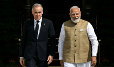 Le Premier ministre canadien Mark Carney (gauche) marche avec le Premier ministre indien Narendra Modi (droite) avant leur rencontre à New Delhi, Inde, le 2 mars 2026 ( AFP / Sajjad HUSSAIN )