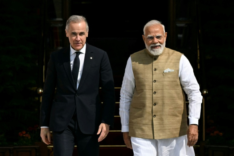 Le Premier ministre canadien Mark Carney (gauche) marche avec le Premier ministre indien Narendra Modi (droite) avant leur rencontre à New Delhi, Inde, le 2 mars 2026 ( AFP / Sajjad HUSSAIN )