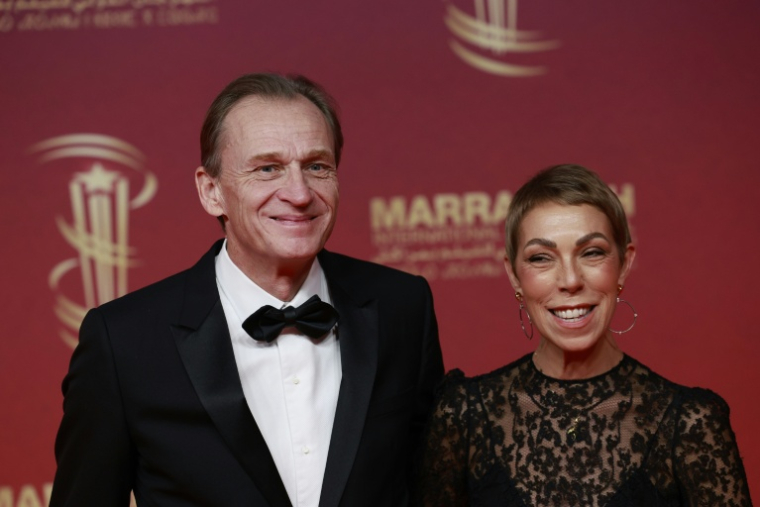 Le producteur Nicolas Altmayer (g) et Mathilde Fvier, directrice des relations publiques de Dior, au festival du film de Marrakech, le 29 novembre 2025 au Maroc ( AFP / Abdel Majid BZIOUAT )