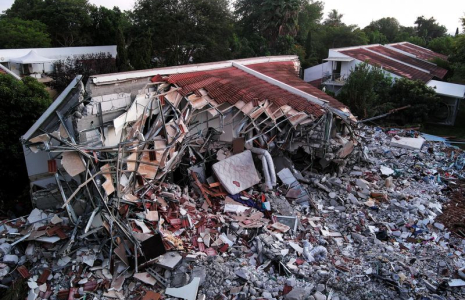 Une vue aérienne montre les dommages dans le kibboutz Beeri, en Israël