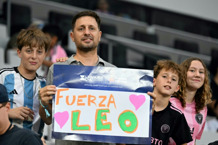 Message de soutien adressé à Lionel Messi, dont le père Jorge est décédé, par des supporters de l'Inter Miami, avant un match contre Monterrey, le 8 août 2026 à Miami ( AFP / CHANDAN KHANNA )