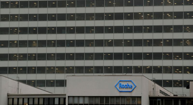Le logo du fabricant suisse de médicaments Roche est visible au siège de la société à Bâle