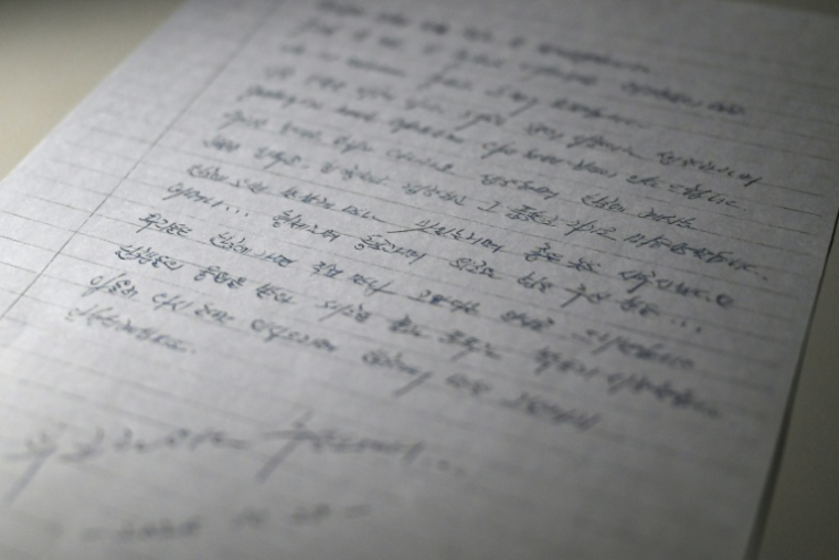 Photo prise à Séoul, le 24 décembre 2025, montrant une copie d'une lettre écrite le 28 octobre 2025 par des prisonniers de guerre nord-coréens en Ukraine ( AFP / Jung Yeon-je )