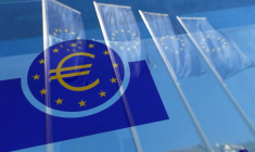 Les drapeaux de l'Union européenne se reflètent dans une fenêtre du siège de la BCE à Francfort